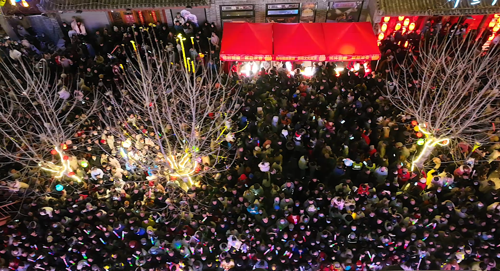 春暖闹元宵，月朗迎瑞年！