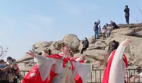 花果山玉女峰“飞”来一群特殊客人