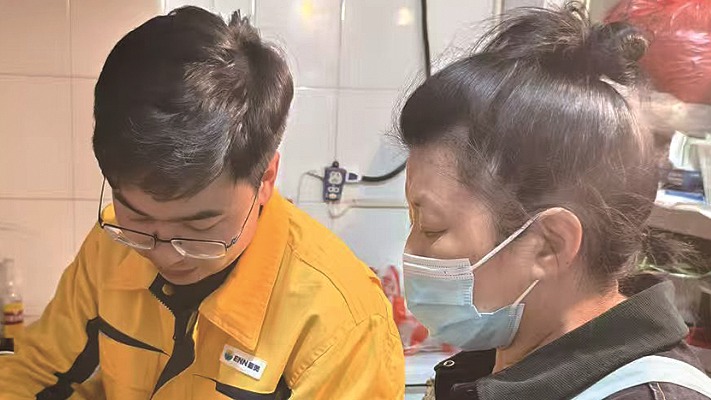 新奥燃气客服王海生：逐户上门宣传推进“瓶改管”