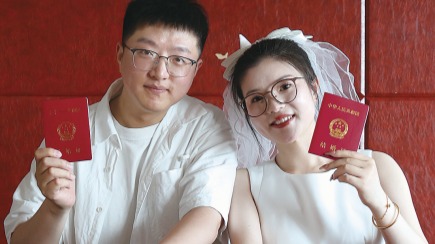 海州區倡樹婚俗新風   18對新人集體“減負”結婚