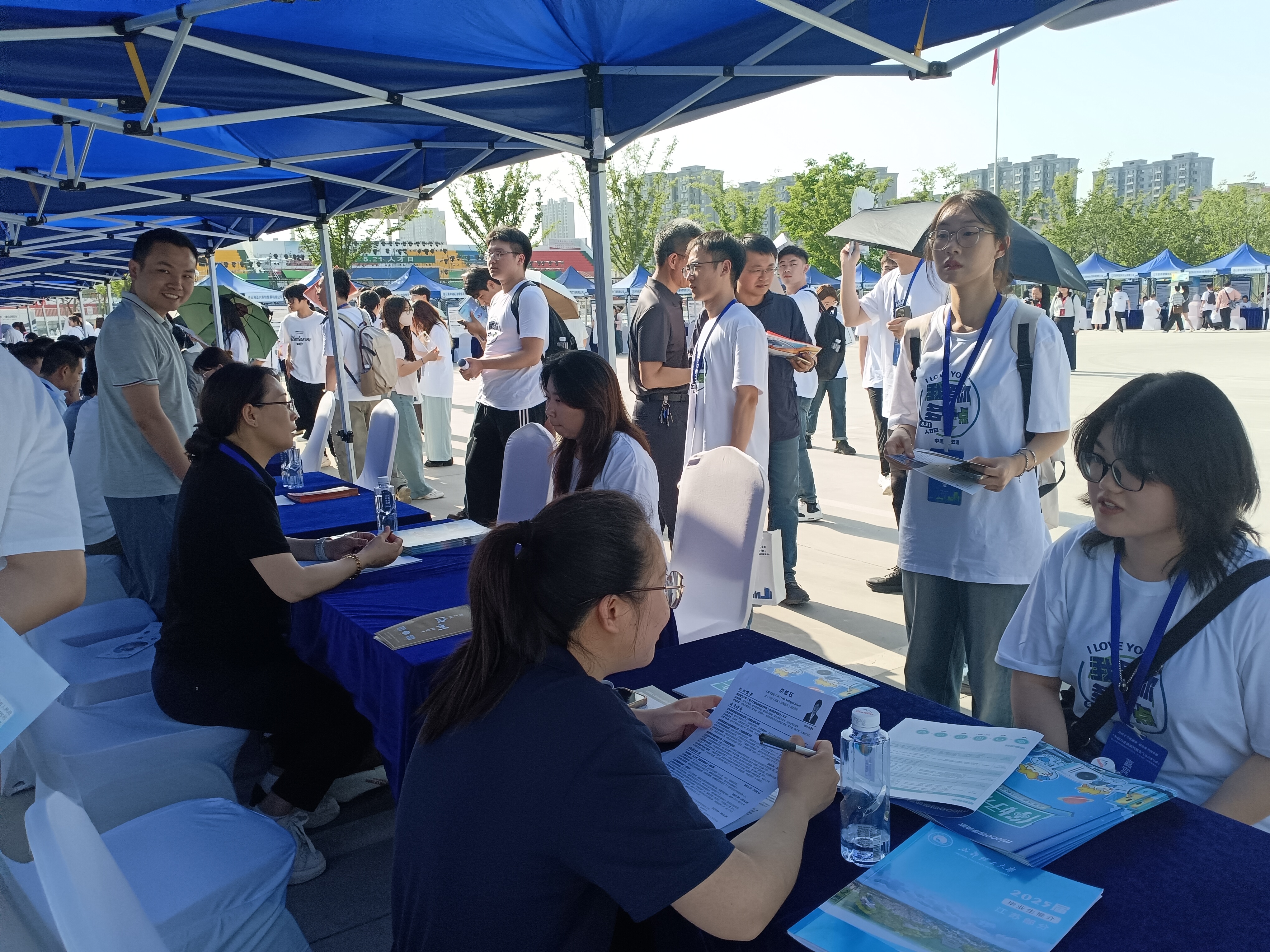 连云港市“人才日”暨大学生毕业季“百日冲刺”专场招聘会举行