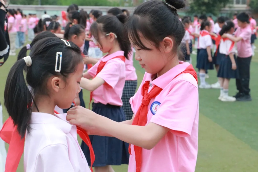 新浦實(shí)驗(yàn)小學(xué)舉行一年級(jí)新隊(duì)員入隊(duì)儀式
