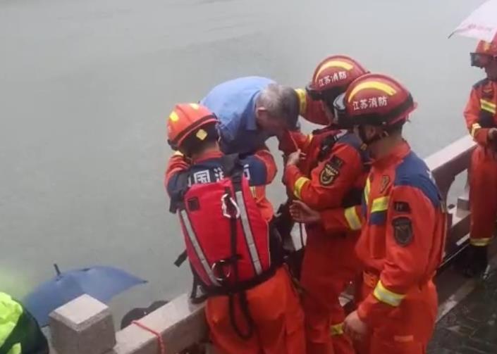海州区鹰游水岸小区附近发生八旬老人落水