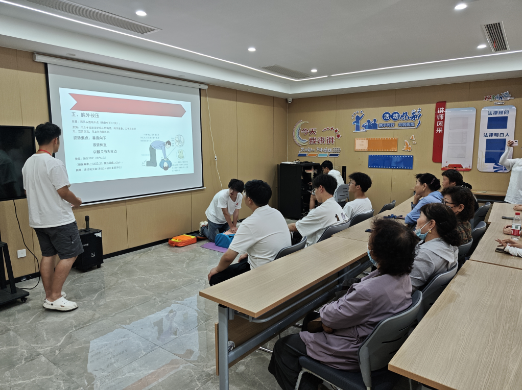 新南街道建康社區(qū)聯(lián)合江蘇海洋大學開展急救知識培訓