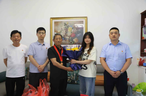 灌南縣綜合行政行政執(zhí)法局：組織活動為退休黨員頒發(fā)“光榮在黨50年”紀念章