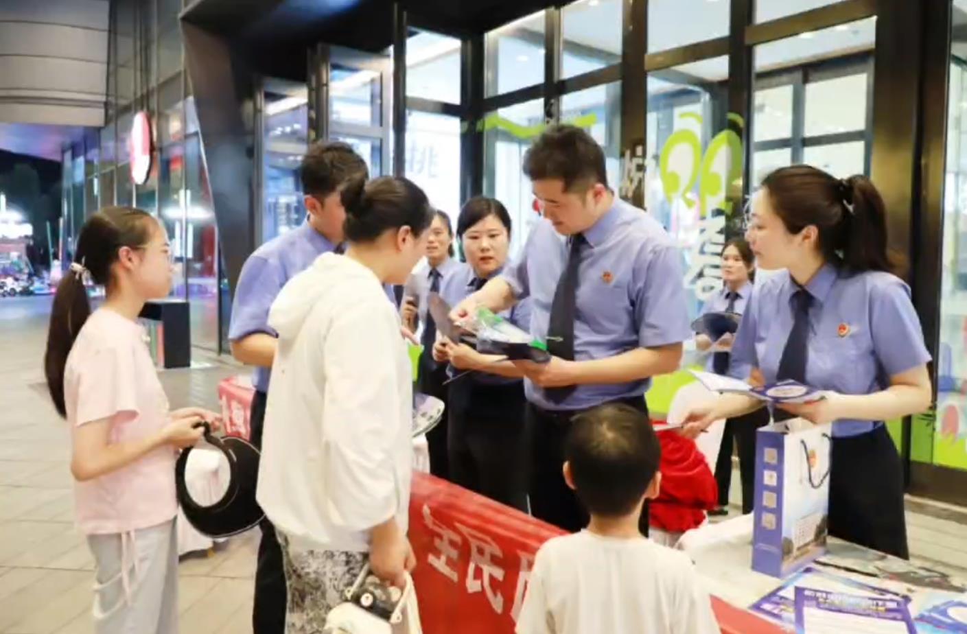 赣榆检察干警开展防范电诈宣传活动