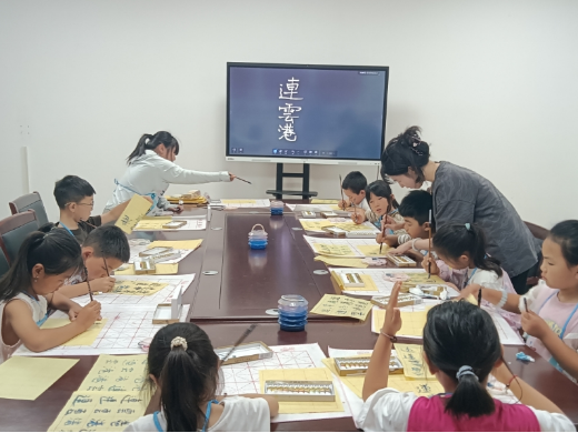 大學(xué)生返鄉(xiāng)執(zhí)畫筆 社區(qū)萌娃繪夢忙