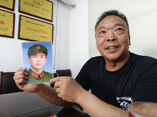 灌南縣綜合行政執(zhí)法局：開展 “憶軍裝照、展夕陽美” 活動 致敬崢嶸歲月