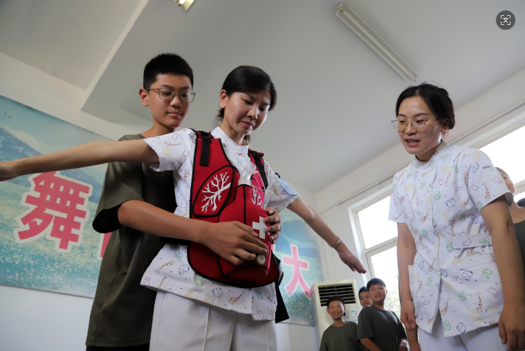 开学第一课学急救！汤庄村驻村第一书记牵线，专家送技能进晶都双语学校