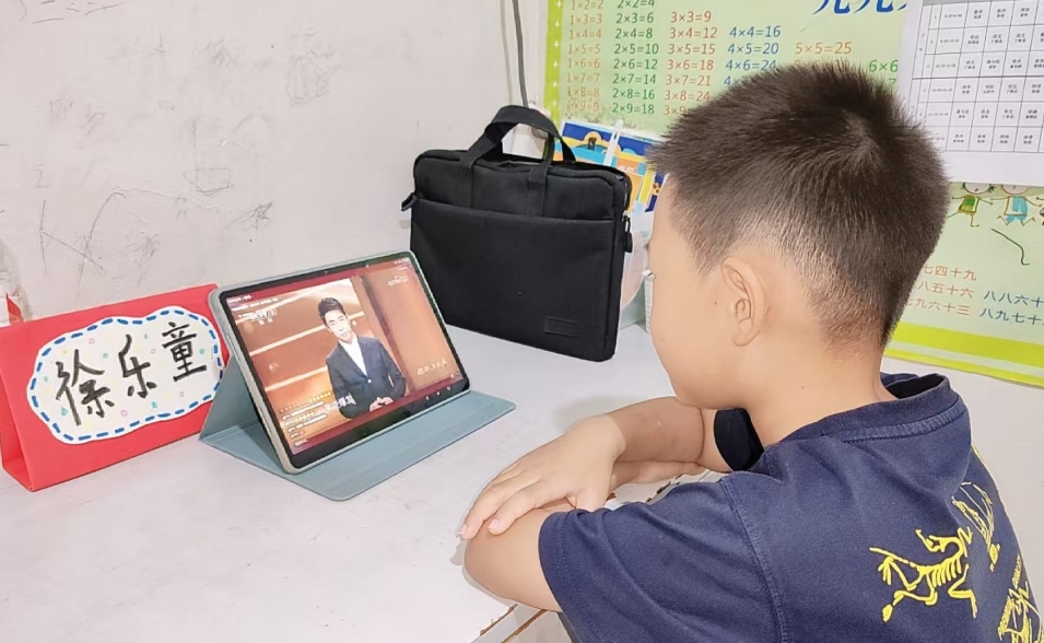 宁海中心小学师生共上2025《开学第一课》