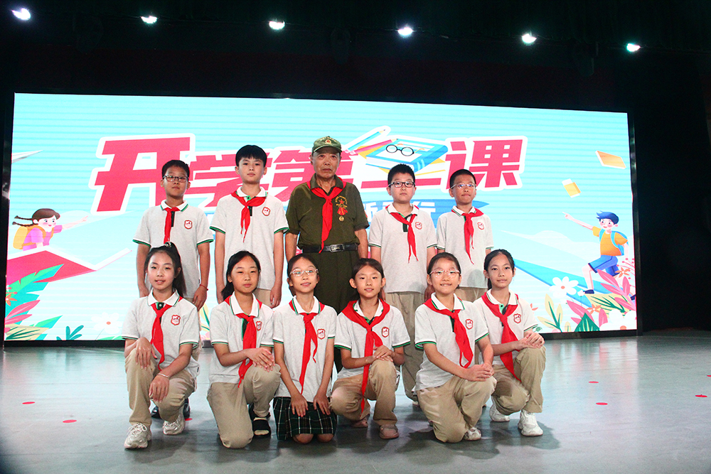 解放路小学开学第一课 以梦为帆 向新而行