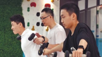 绿茵场外的“隐形守护者”