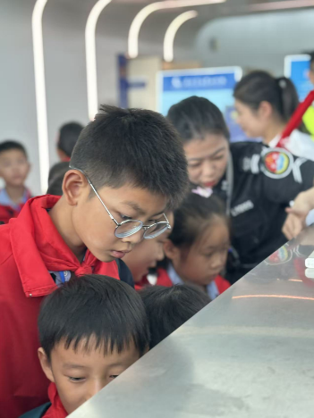 走进航空枢纽 点燃蓝天梦想——苍梧晚报朝阳实小小记者机场研学圆满落幕