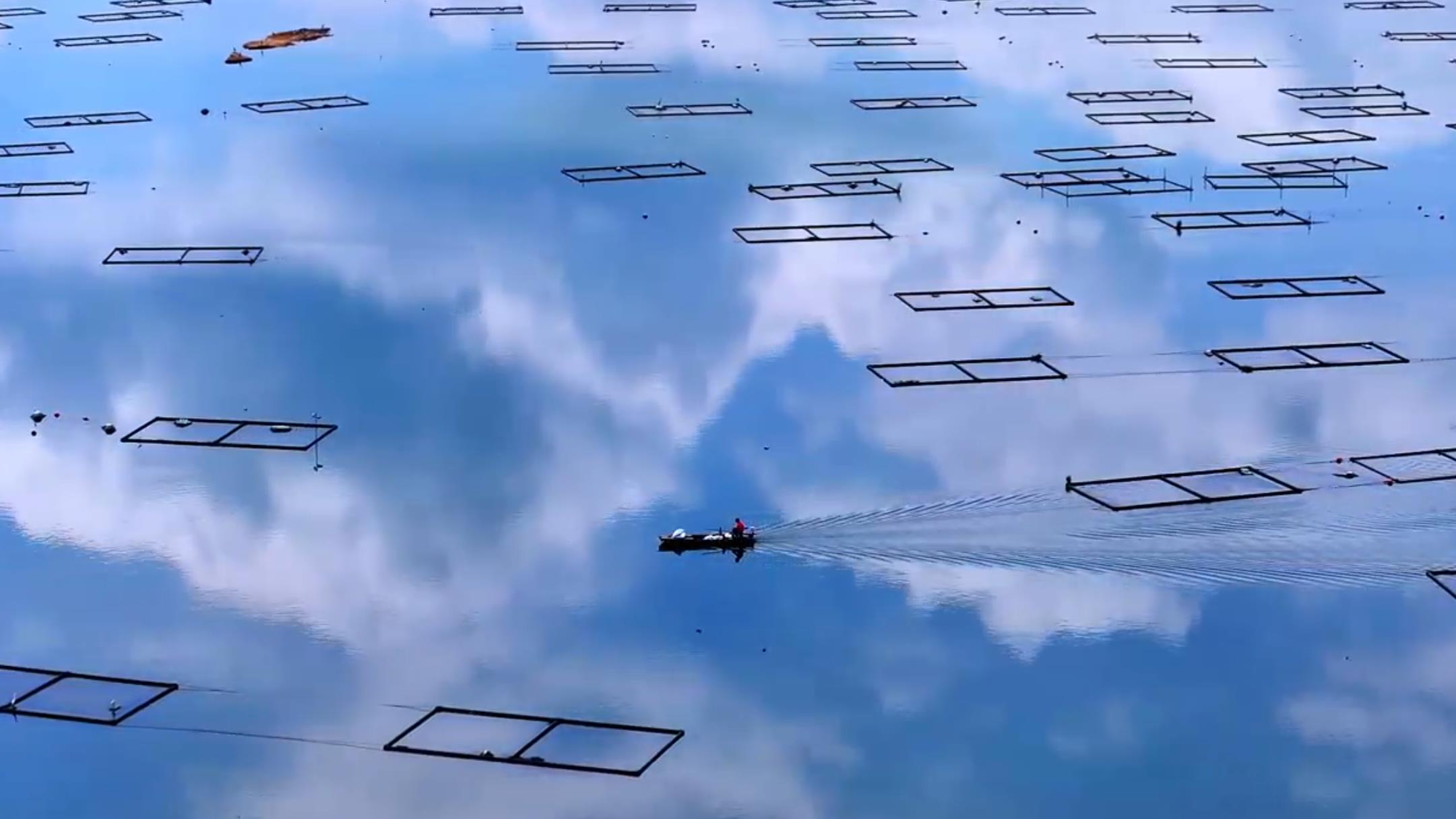 晴空万里，石梁河水库似“天空之镜”