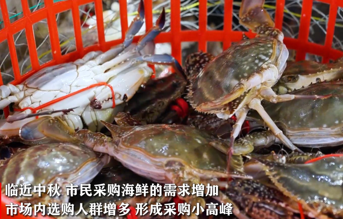 市民采购海鲜需求增加形成小高峰
