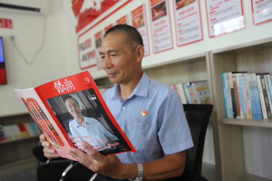 灌南县综合行政执法局离退休干部党支部：潘发如被《银潮》杂志聘为记者