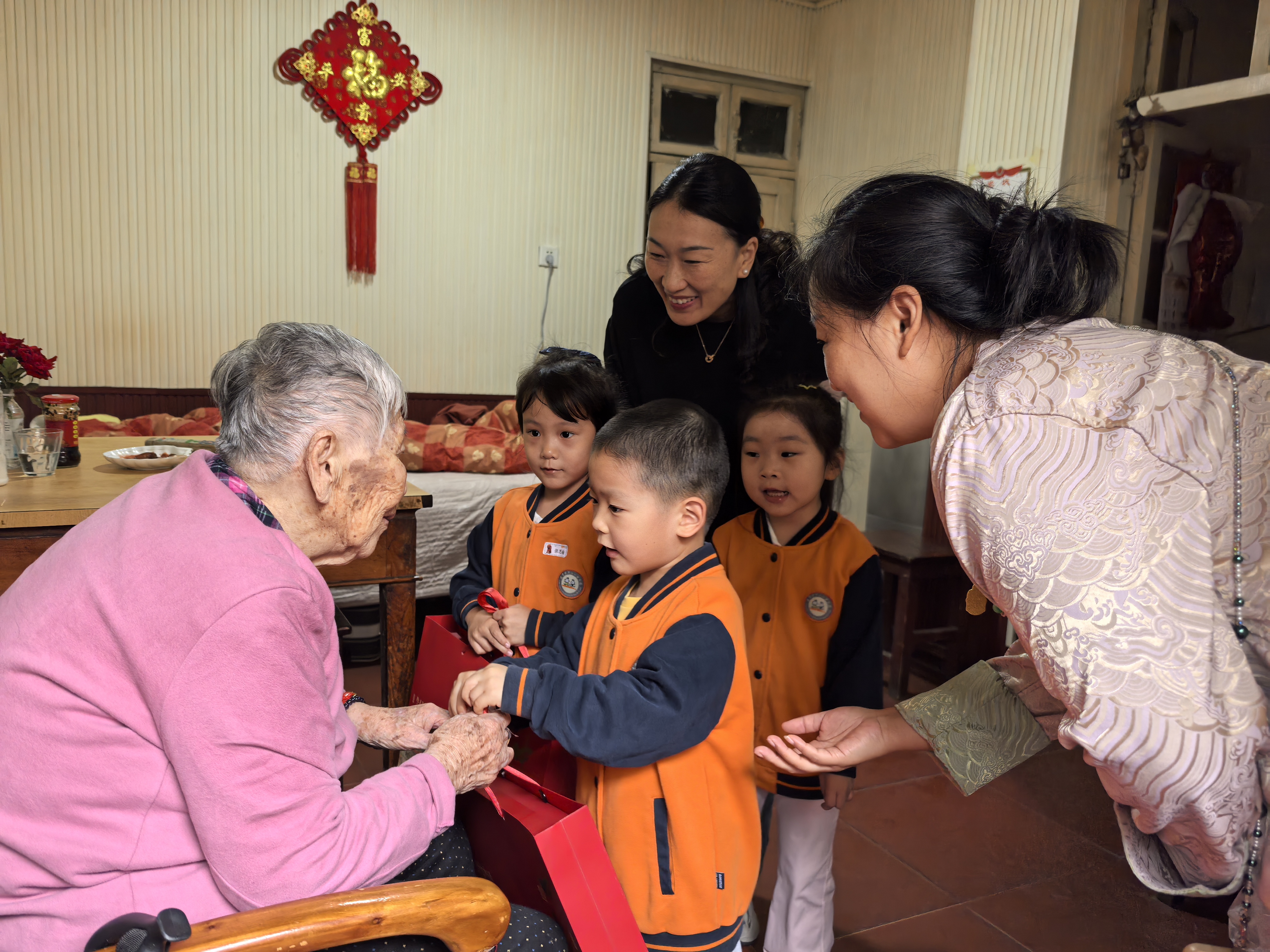 连云港市六一幼儿园党支部开展中秋慰问活动