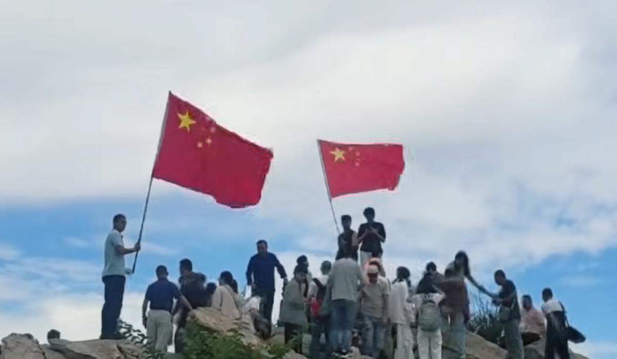江苏最高峰上游客挥舞国旗为祖国欢呼