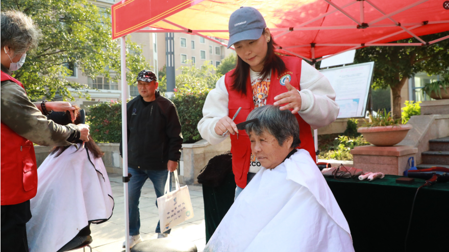 红岛领航 益爱有我  灌云县开展“志愿微光映晚霞·敬老服务进社区”志愿服务活动