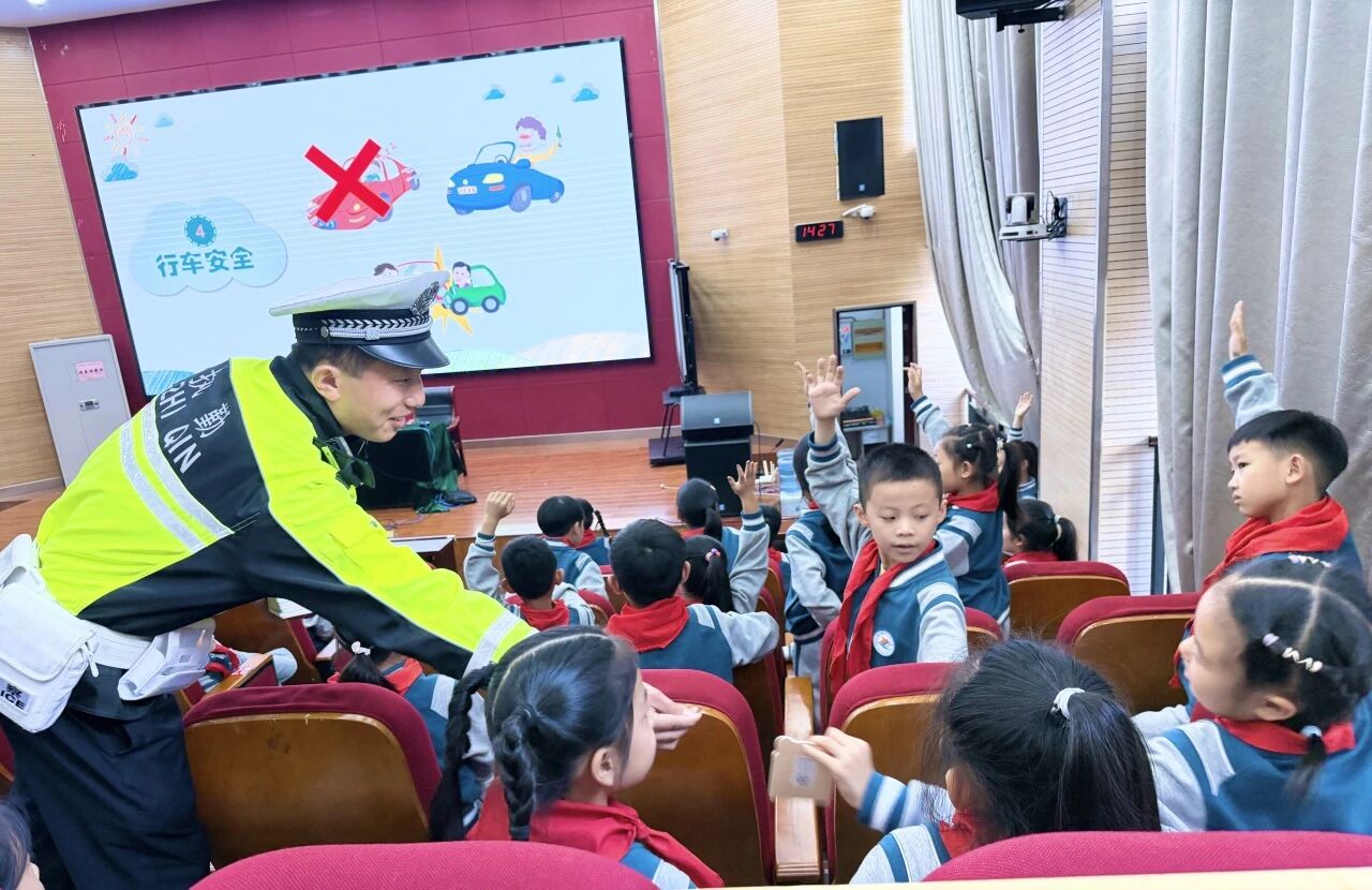 连云港市实验学校小学部 开展交通安全宣讲活动