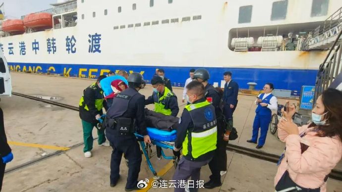 中韩轮渡“和谐云港”轮上演“生死时速”