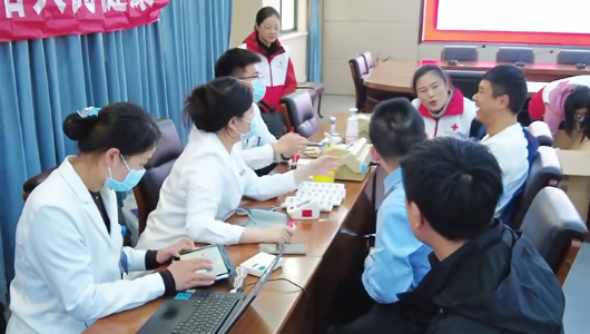 连云港市中心血站联合灌云县政府无偿献血  为生命“加油”