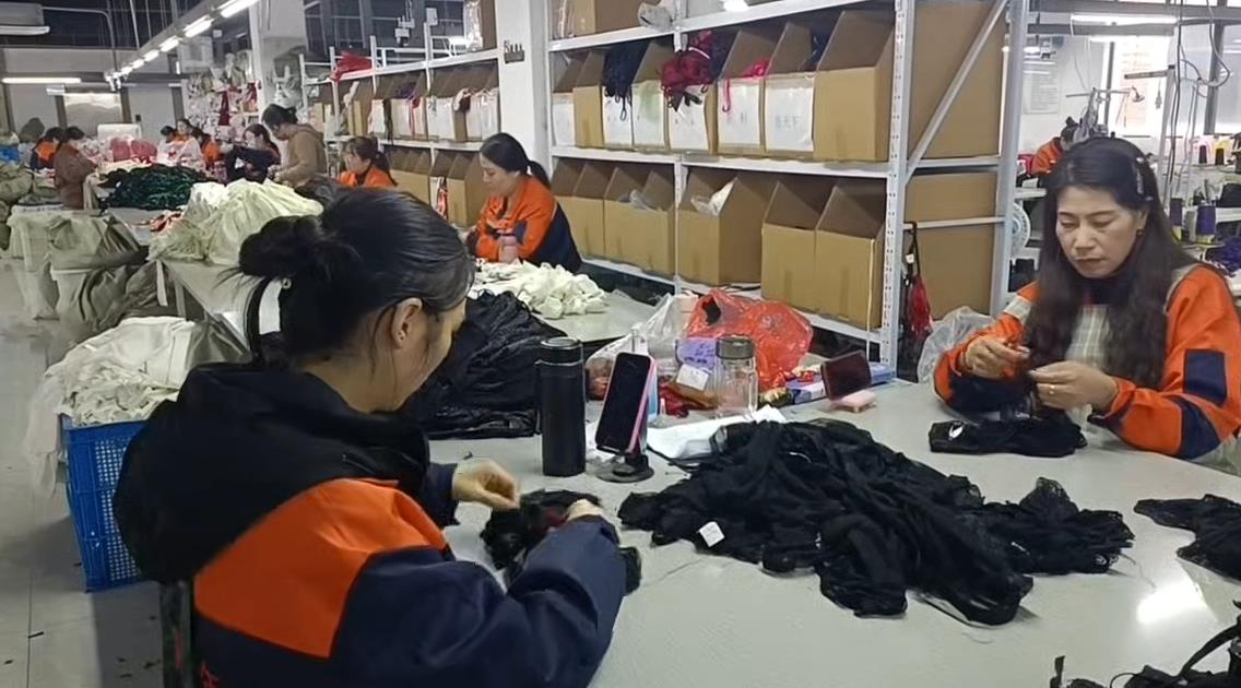 灌云主题服饰产业园备货迎战“双十一”