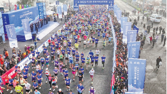 奔赴山海   志愿暖城  1180名“活力橙”点亮2025连云港连岛半程马拉松赛