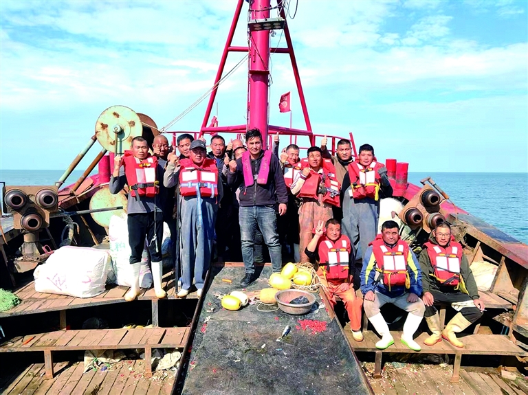 连云港海域上演生死救援  赣榆船员勇救9名山东渔民