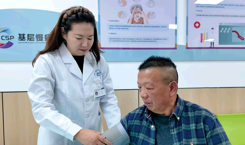 杨四实家门口的“医”与“护”