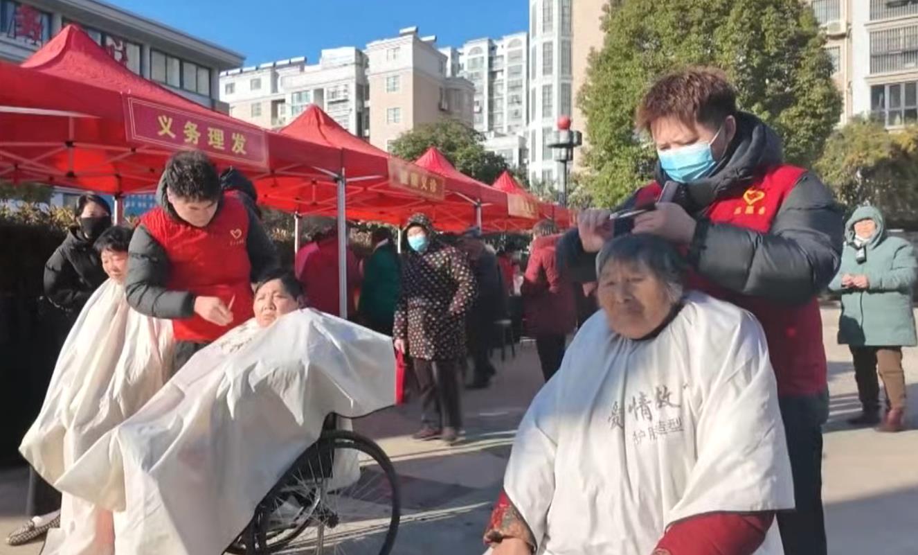 灌云志愿者为百姓生活送去温暖与便利