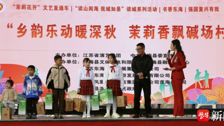 “行走的文化加油站”来到碱场村，“茉莉花开”装点晶都乡村