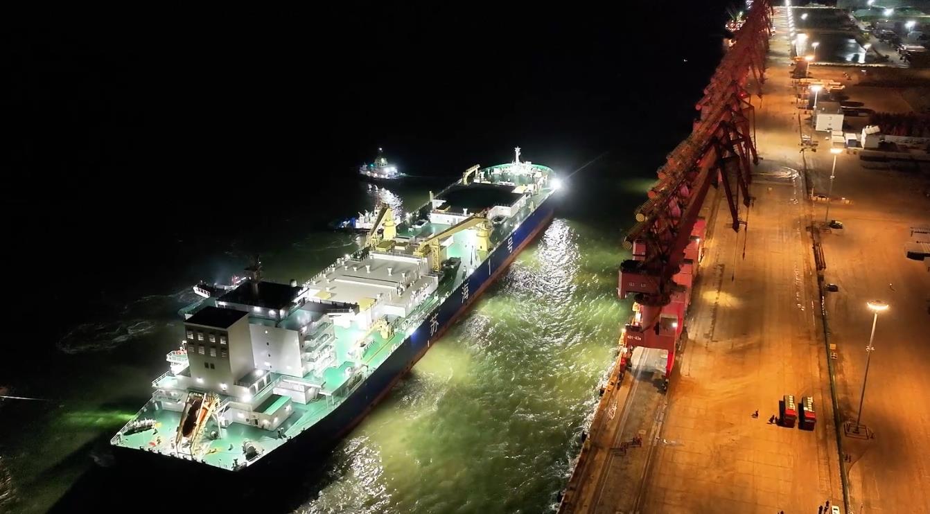 全球首艘10万吨级三文鱼养殖工船“苏海1号”启动首批三文鱼投苗作业