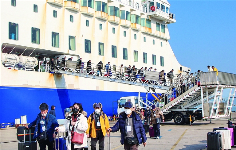 连云港出入境边防检查站实施“一团一策”