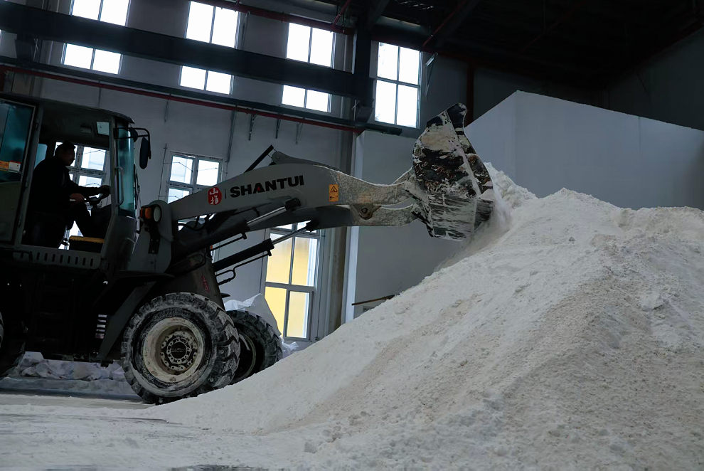 加紧赶制环保型融雪剂