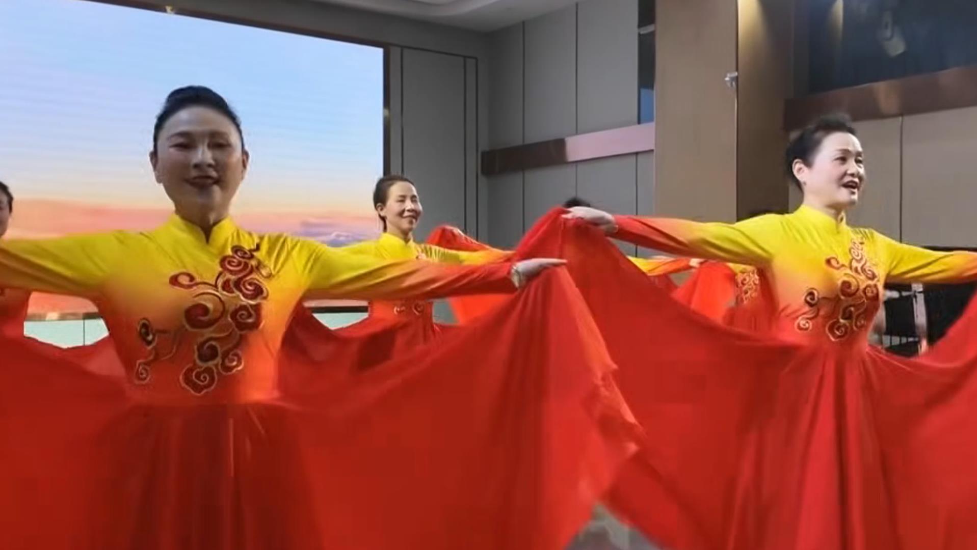 新春文艺汇演展现老年人夕阳风采