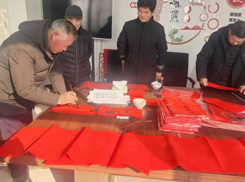 笔墨传情，福满新春——黄沙村开展写春联送福字活动