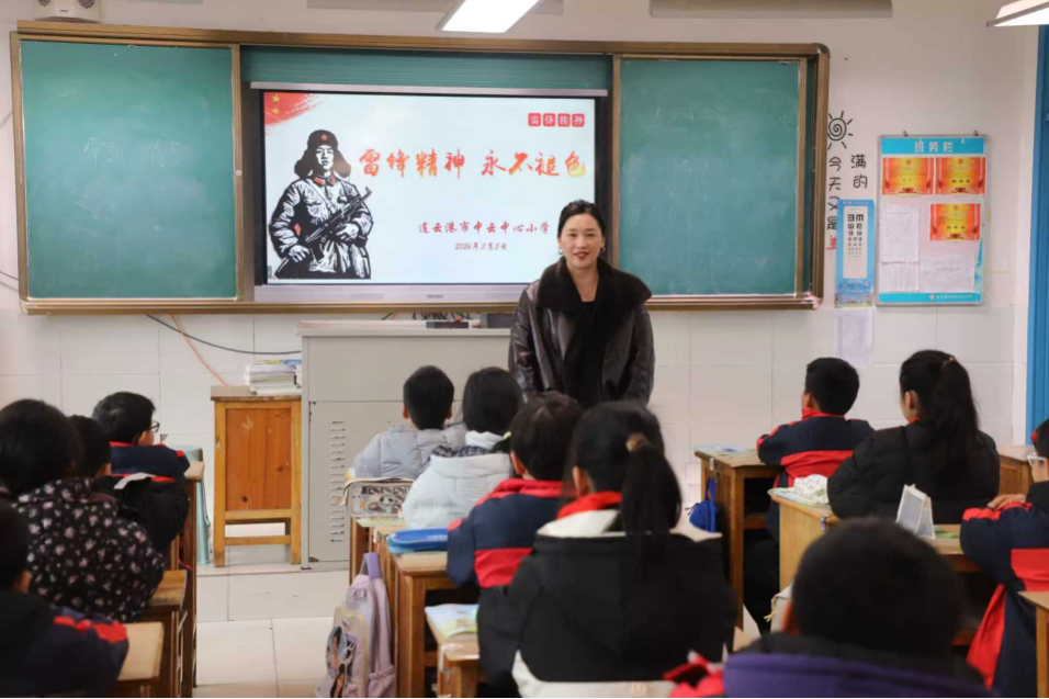 市开发区中云街道：重温雷锋故事，传承雷锋精神——中云街道藤花志愿服务队与开发区中心小学共迎学雷锋日