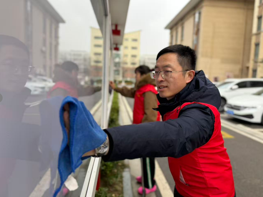 市开发区中云街道：中云街道藤花志愿服务队开展“洁美家园，你我同行”志愿服务活动