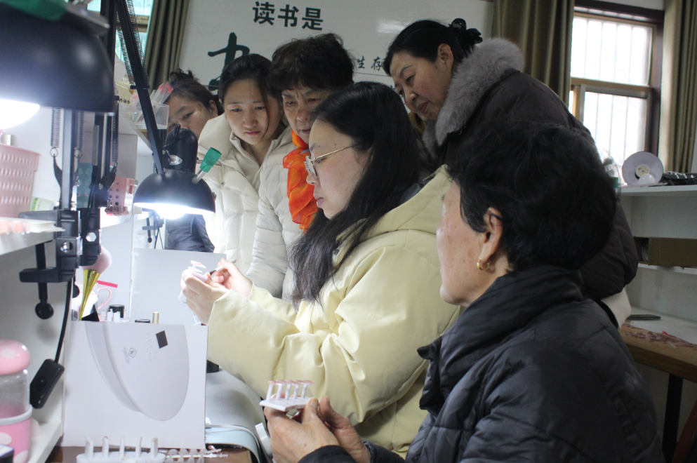 朝阳街道：指尖“绣”出增收路 穿戴甲培训暖民心