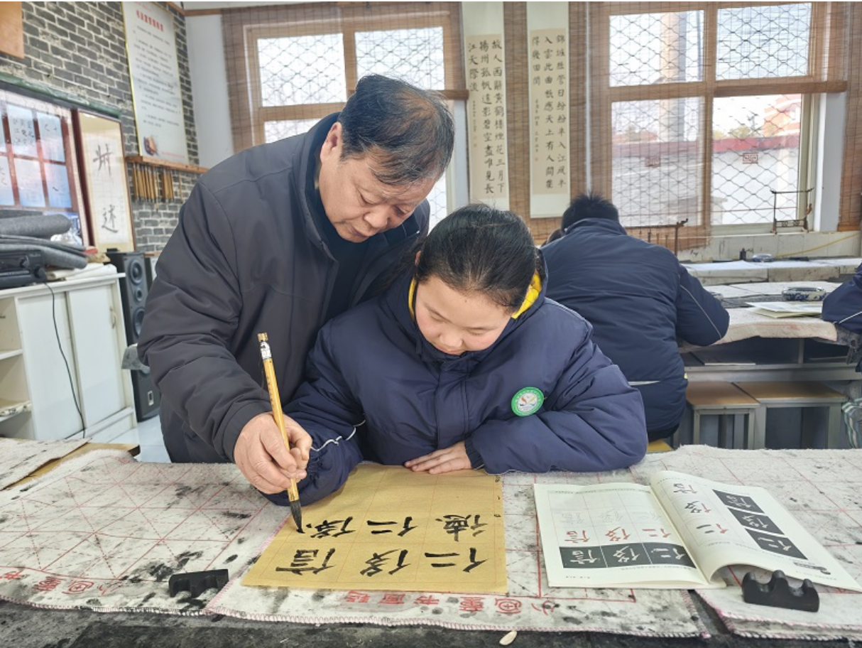 墨香浸润校园 弘扬传统文化——赣榆区宋庄镇“书法进校园”公益课堂正式开课