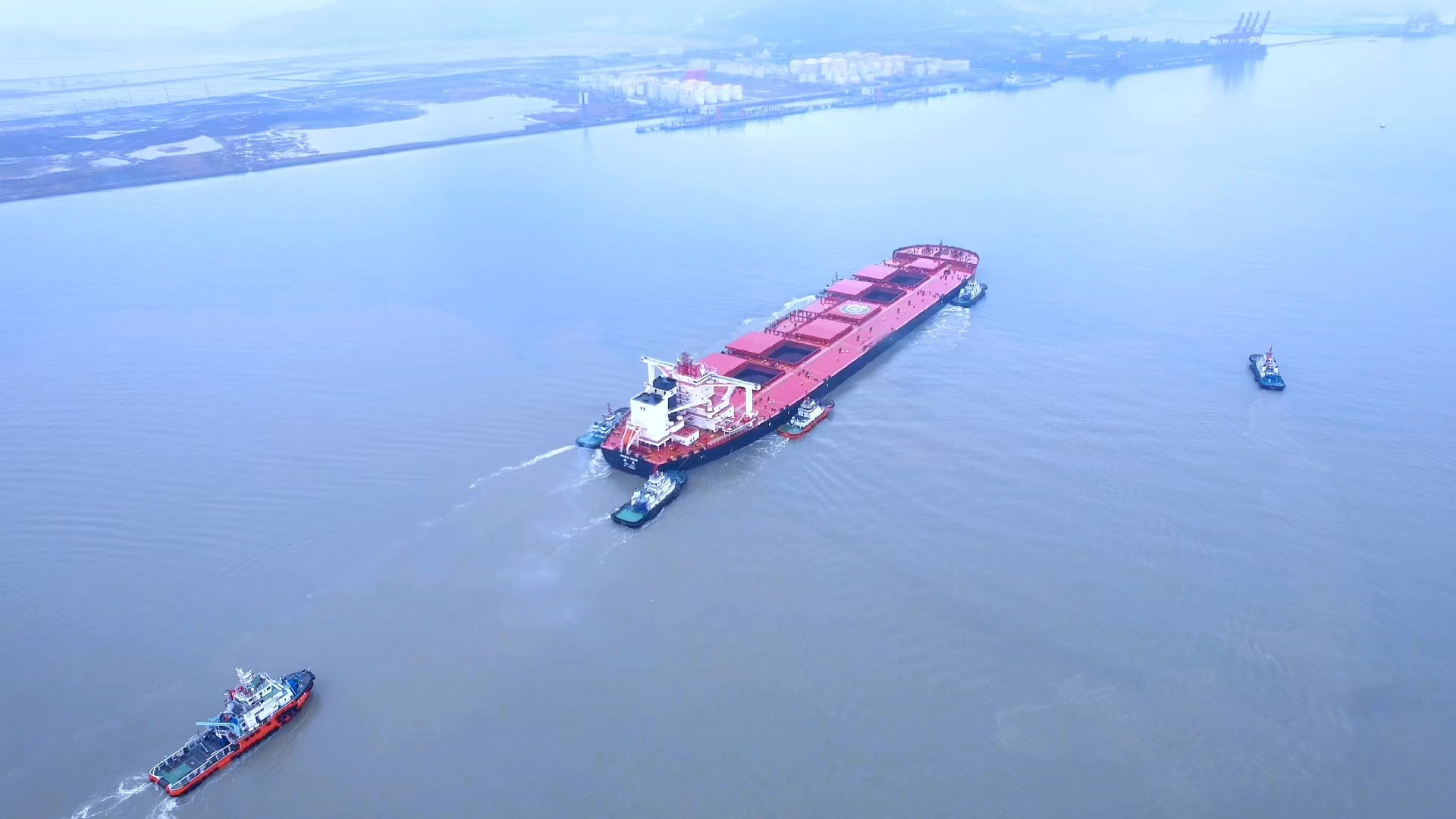 40万吨巨轮靠泊连云港港 