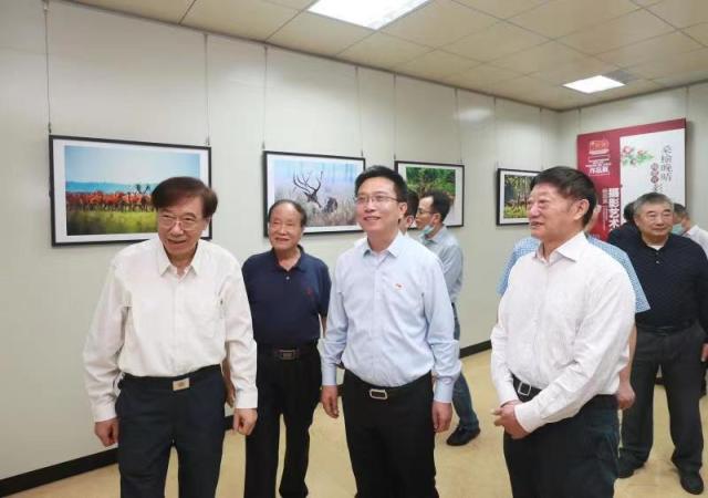 我区首届老年书画摄影非遗工艺暨陶培荣杨国美摄影作品展开幕李志军