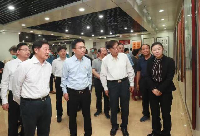 我区首届老年书画摄影非遗工艺暨陶培荣杨国美摄影作品展开幕李志军