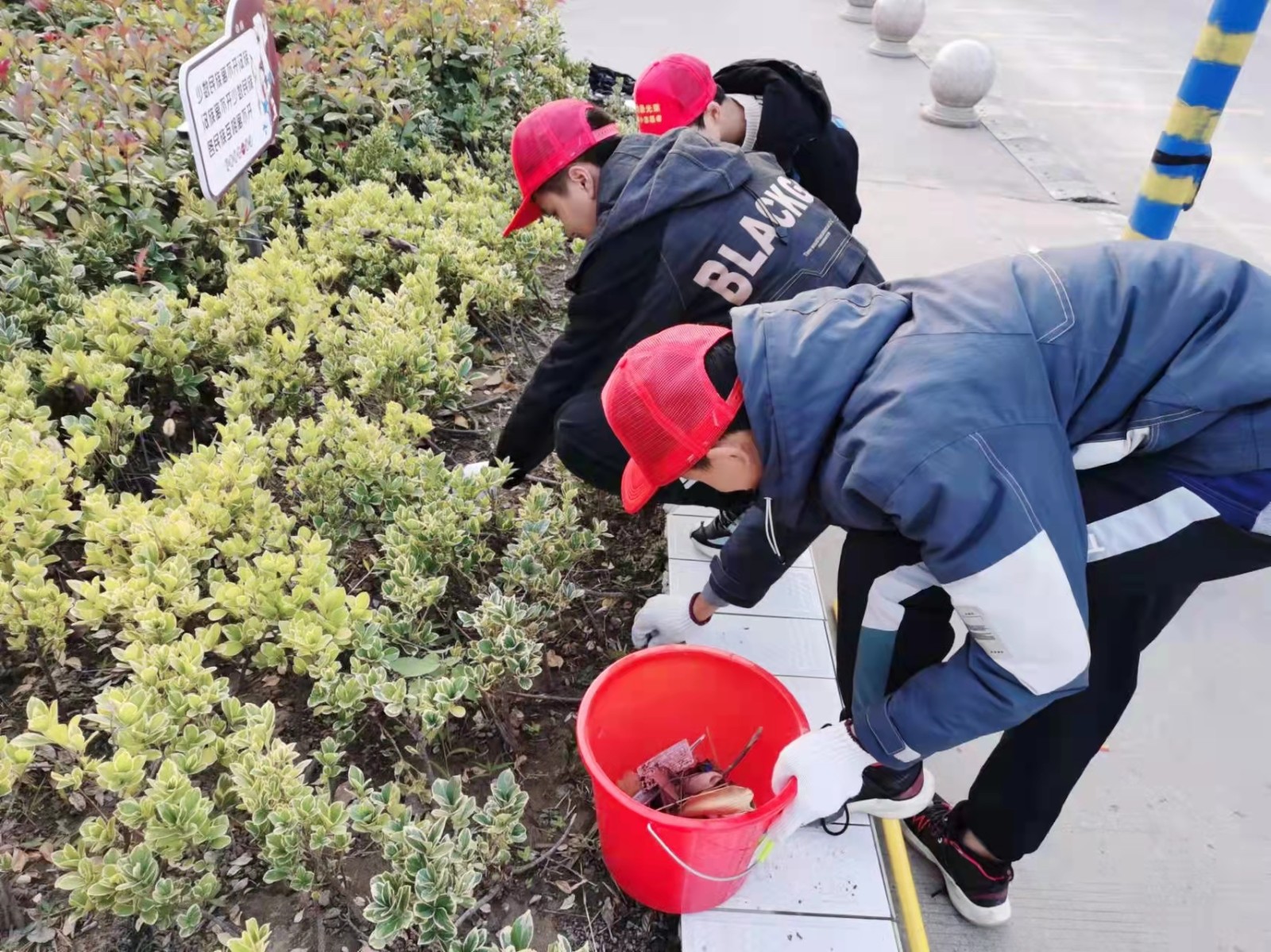 氾水初中学生上街打扫卫生助力创建文明城市