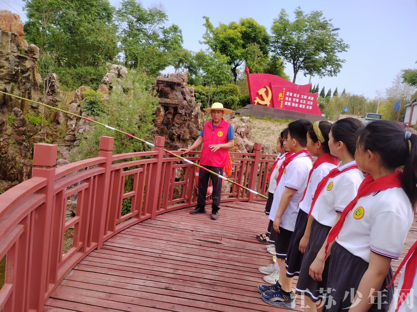 《周报》小记者站工作推进会邳州市开展防溺水和消防逃生宣传演练响水