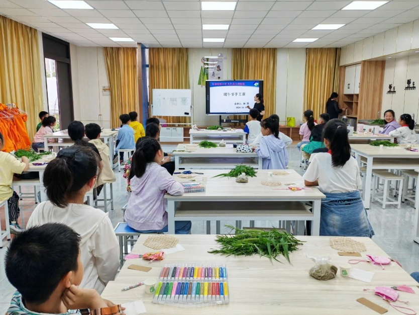 6月8日,扬州市江都区实验小学以端午节为契机,开展浓浓端午情,悠悠