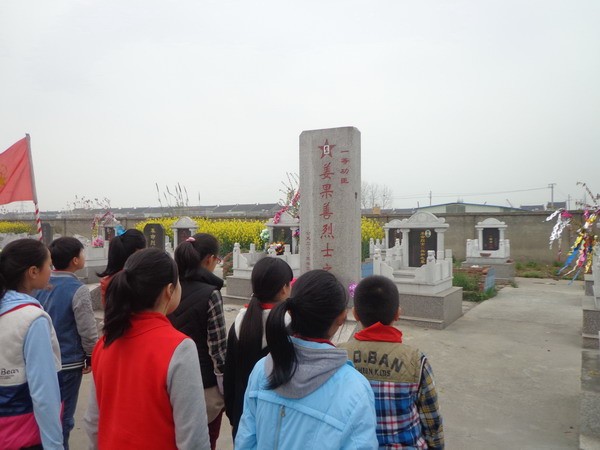 莲沁小学师生祭扫烈士墓.jpg