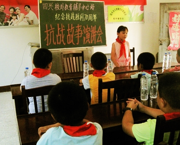 2.小学生张诗雅同学在讲“投江八芙蓉”抗战故事.jpg