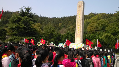 2祭扫锡南烈士陵园1_副本.jpg